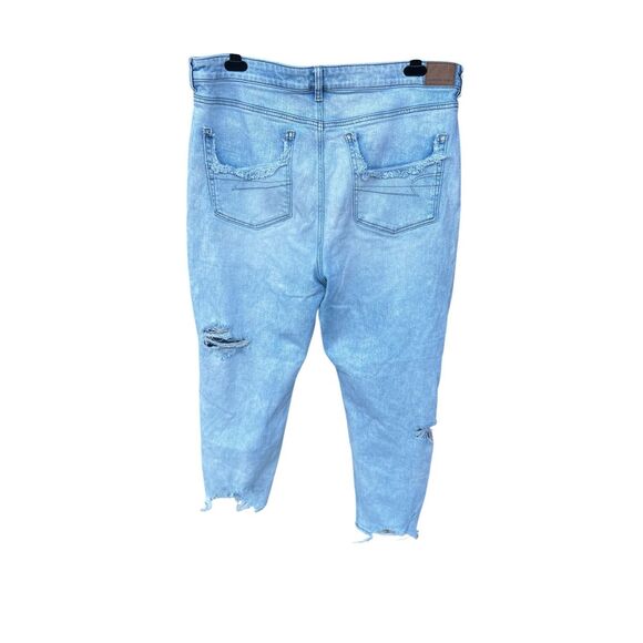 American Eagle woman’s18 Regular Denim Mom Jeans Blue torn Distress light wash - Picture 2 of 6